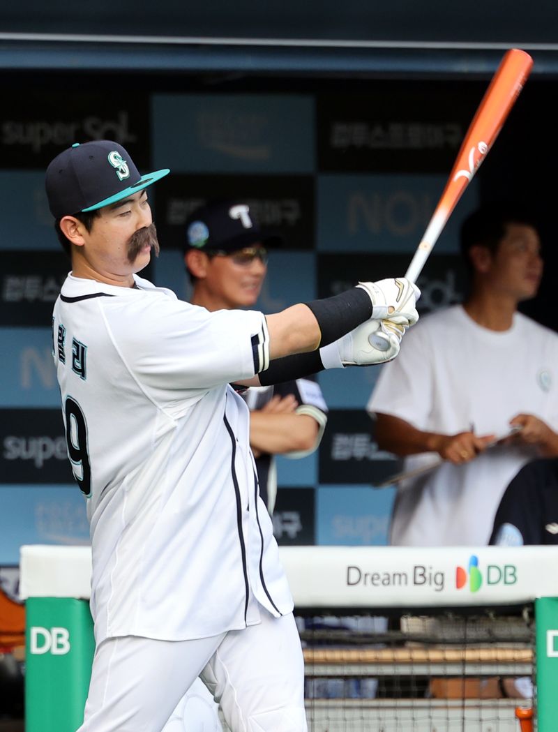 [서울=뉴시스] 박주성 기자 = 11일 오후 서울 잠실야구장에서 열린 2026 신한 SOL KBO 리그 올스타전에서 2회초 나눔 올스타 허인서가 퍼포먼스를 하며 타석에 들어서고 있다. 2026.07.11. park7691@newsis.com
