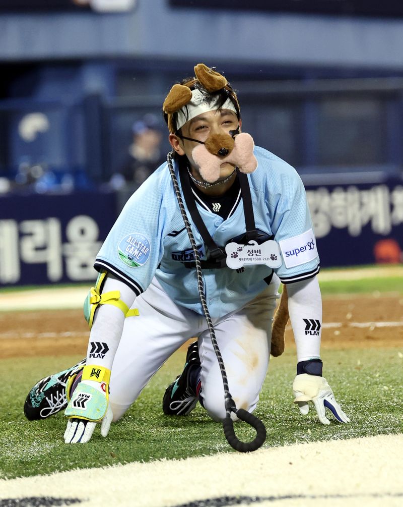 [서울=뉴시스] 박주성 기자 = 11일 오후 서울 잠실야구장에서 열린 2026 신한 SOL KBO 리그 올스타전에서 7회말 드림 올스타의 공격, 황성빈이 강아지 퍼포먼스를 하고 있다. 2026.07.11. park7691@newsis.com