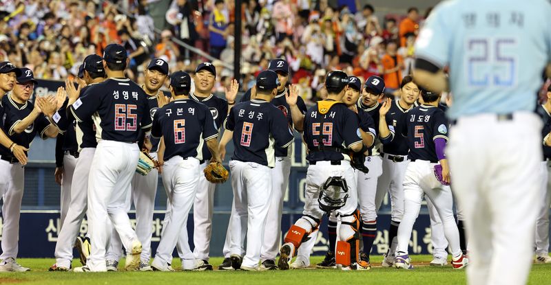 [서울=뉴시스] 박주성 기자 = 11일 오후 서울 잠실야구장에서 열린 2026 신한 SOL KBO 리그 올스타전에서 나눔 올스타가 드림 올스타에게 10대2로 승리 후 선수들과 코칭스테프가 기쁨을 나누고 있다. 2026.07.11. park7691@newsis.com