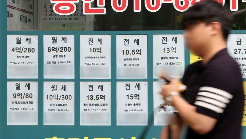 지난 5일 서울 시내 한 부동산에 전월세 매물이 게시돼 있다.ⓒ 뉴스1 김진환 기자