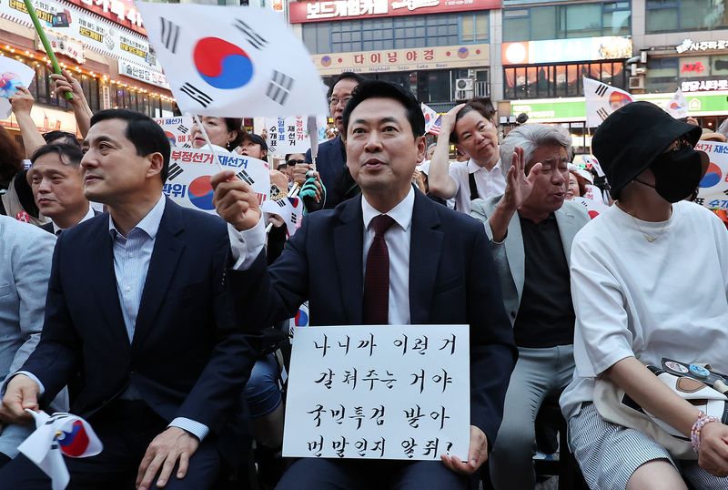 장동혁 국민의힘 대표가 8일 오후 인천 남동구 구월로데오광장에서 열린 '6·3 지방선거 투표용지 부족 사태 규탄 집회'에 참석해 구호를 외치고 있다. 2026.7.8 ⓒ 뉴스1 박지혜 기자