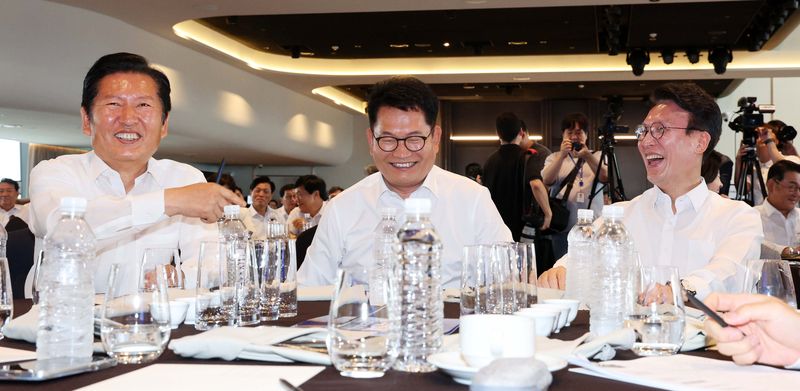 [서울=뉴시스] 고범준 기자 = 정청래(왼쪽부터), 송영길, 김민석 더불어민주당 의원이 3일 서울 용산 서울드래곤시티호텔에서 열린 더불어민주당 후반기 국회 대비 국회의원 워크숍에 참석해 자리하고 있다. 2026.07.03. bjko@newsis.com