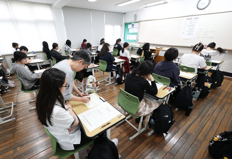 [서울=뉴시스] 사진공동취재단 = 2027학년도 대학수학능력 6월 모의평가일인 6월 4일 오전 서울 마포구 서울여고에서 수험생들이 1교시 국어 영역 시험을 준비하고 있다. 2026.06.04. photo@newsis.com
