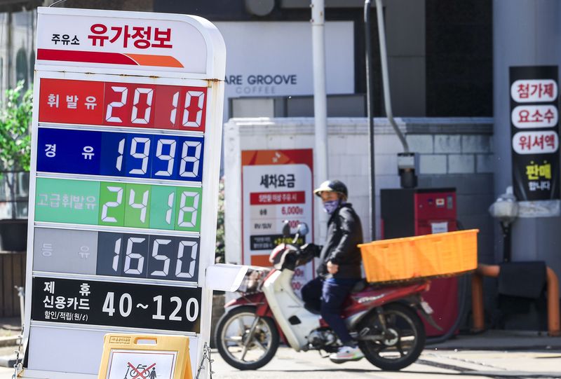 [서울=뉴시스] 정병혁 기자 = 26일 서울시내 주유소에 유가정보가 나타나있다. 정부가 정유사 공급가 상한을 연이어 동결한 것과 달리 주유소의 소비자 판매가격이 2000원을 넘어서는 등 꾸준히 상승세를 이어가고 있다. 유가정보시스템 오피넷에 따르면 26일 기준 전국 평균 경윳값은 0.11원 오른 2001.65원을 기록하며 상승세를 이어갔다. 휘발유의 경우, 전국 평균 가격은 2007.71원, 가장 비싼 서울 지역의 경우 2046.51원을 기록했다. 2026.04.26. jhope@newsis.com