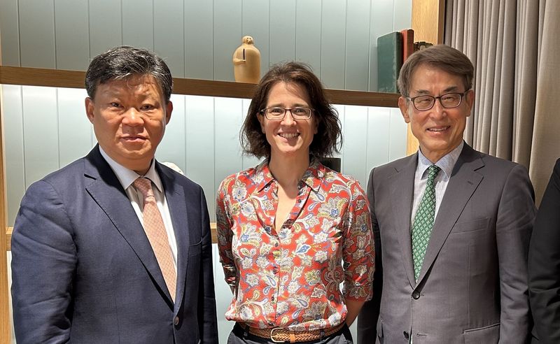 최영권 신한지주 사외이사(왼쪽부터), Jen Sisson ICGN 대표, 곽수근 신한지주 이사회 의장이 지난 9일 영국 런던에서 면담을 가진 뒤 기념촬영을 하고 있다. 신한금융 제공