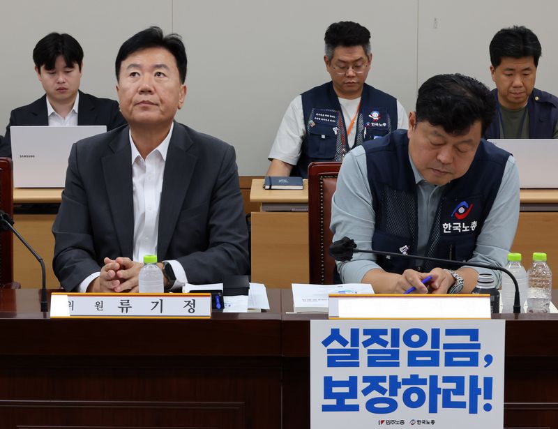 [세종=뉴시스] 배훈식 기자 = 류기정(왼쪽) 최저임금위원회 사용자 위원과 류기섭 근로자 위원이 지난 9일 오후 세종시 정부세종청사에서 열린 최저임금위 제13차 전원회의에서 나란히 앉아 다른 곳을 바라보고 있다. 2026.07.09. dahora83@newsis.com
