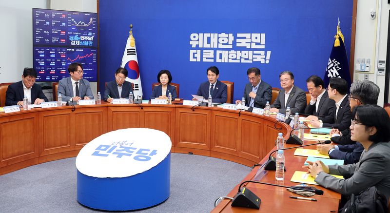 [서울=뉴시스] 최진석 기자 = 이학영(왼쪽 다섯번째) 더불어민주당 전국당원대회준비위원장이 7일 여의도 국회에서 열린 전국당원대회준비위원회 3차 전체회의에 참석해 발언하고 있다. 2026.07.07. myjs@newsis.com