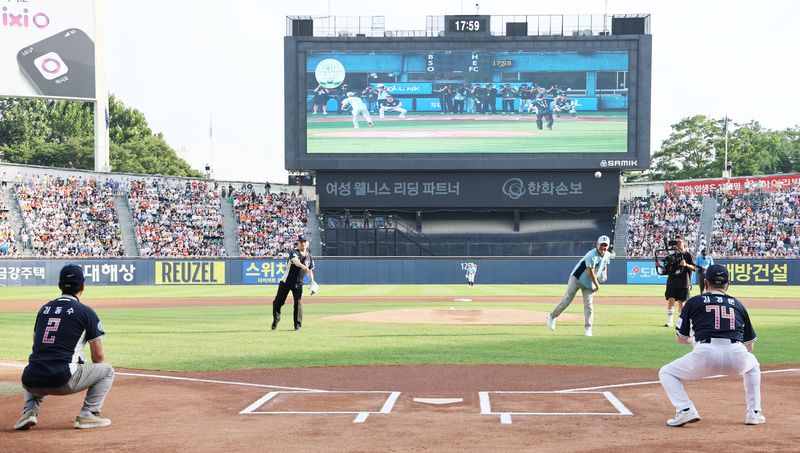 [서울=뉴시스] 박주성 기자 = 11일 오후 서울 잠실야구장에서 열린 2026 신한 SOL KBO 리그 올스타전에서 전 OB베어스 투수 박철순과 전 LG 트윈스 김용수 투수, 한화 이글스 김경문 감독, 서울고등학교 야구부 김동수 감독이 시구와 포구를 하고 있다. 2026.07.11. park7691@newsis.com