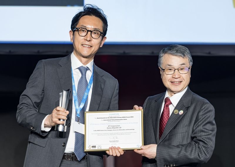 'WSIS 프라이즈 2026' 시상식 후 KT 문상익 ESG기획팀장(왼쪽)이 ITU 세이조 오노에 전기통신표준화국장과 기념 사진을 촬영을 하고 있다. 2026.07.12(ITU 제공)