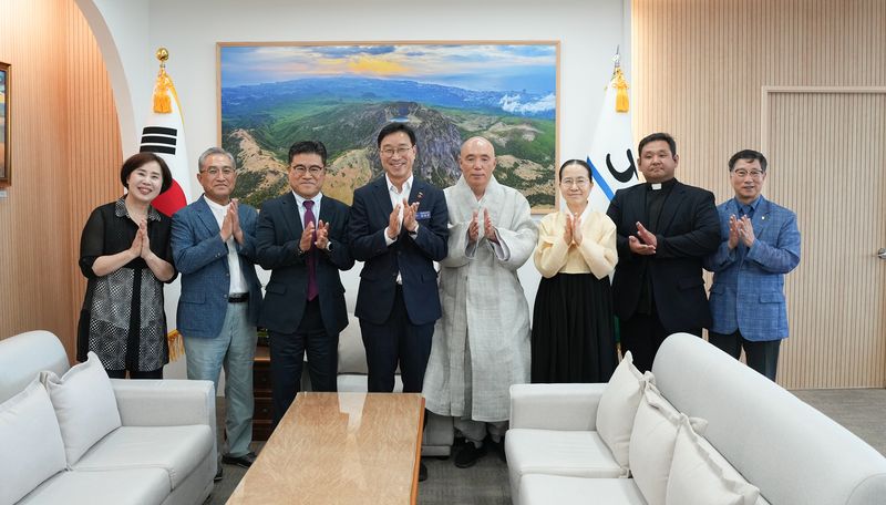 위성곤 제주도지사가 지난 10일 도청 집무실에서 제주종교지도자협의회 대표단과 면담한 뒤 기념촬영을 하고 있다. 이날 면담에는 개신교·원불교·불교·천주교 대표자들이 참석해 도민 화합과 생명존중 문화 확산, 사회적 고립 해소를 위한 협력 방안을 논의했다. /사진=제주특별자치도 제공