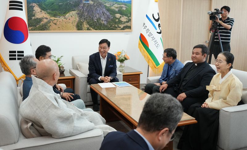 위성곤 제주도지사가 지난 10일 도청 집무실에서 제주종교지도자협의회 대표단과 도정 협력 방안을 논의하고 있다. 위 지사는 은둔·고립 도민의 공동체 참여를 지원하고, 자살 예방과 생명존중 문화 확산을 위해 종교계와 담당 부서가 실질적인 협력 방안을 찾아야 한다고 강조했다. /사진=제주특별자치도 제공