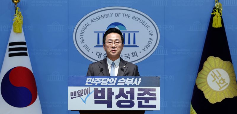 [서울=뉴시스] 고범준 기자 = 박성준 더불어민주당 의원이 12일 서울 여의도 국회 소통관에서 최고위원 출마선언 기자회견을 하고 있다. 2026.07.12. bjko@newsis.com