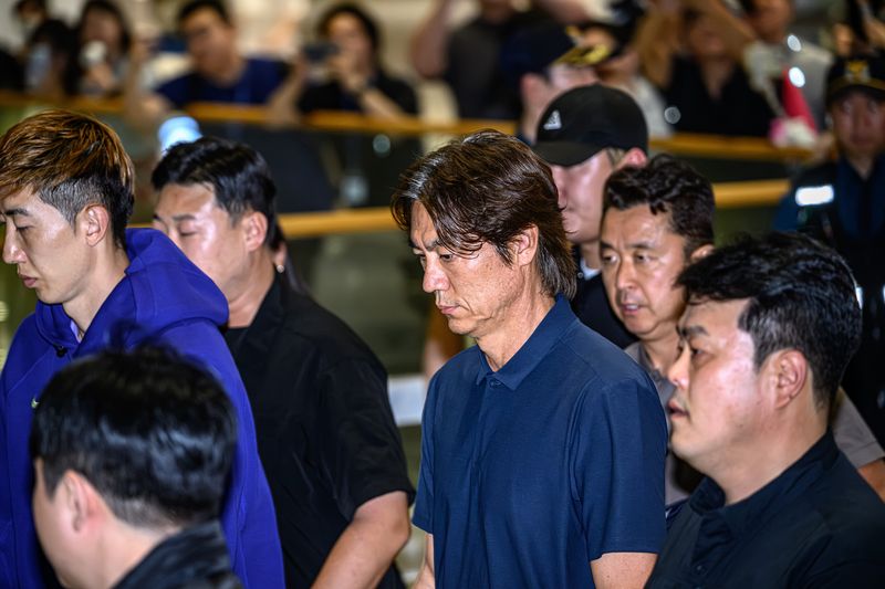 2026 북중미 월드컵 32강 진출 실패의 책임을 지고 사퇴 의사를 밝힌 홍명보 축구대표팀 감독이 30일 새벽 인천국제공항 2터미널을 통해 입국하고 있다. (공동취재) 2026.6.30 ⓒ 뉴스1 안은나 기자