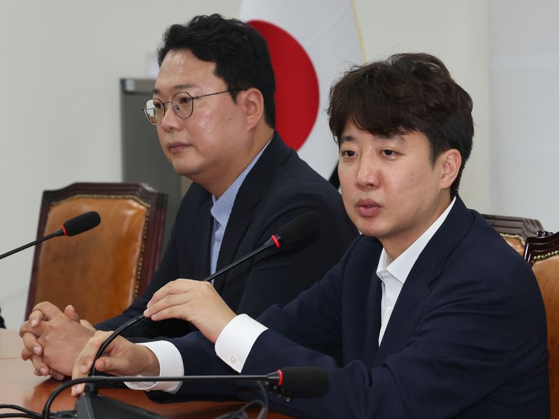 이준석 개혁신당 대표가 지난 10일 오전 서울 여의도 국회에서 한성숙 국무총리를 만나 인사말을 하고 있다. 2026.7.10 ⓒ 뉴스1 황기선 기자