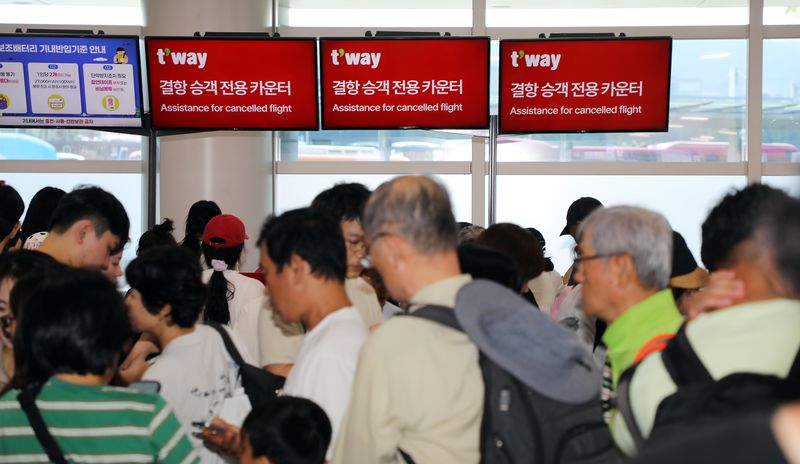 강풍으로 항공편 결항이 잇따른 12일 제주국제공항에서 결항 승객 전용 카운터에 이용객들이 몰려 있다. 제주공항에는 강풍경보와 급변풍 경보가 동시에 발효됐으며, 이날 오후 3시 기준 항공편 105편이 결항하고 85편이 지연됐다. /사진=뉴스1