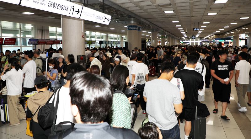 12일 제주국제공항 출국장이 결항 항공권을 취소하거나 대체편을 구하려는 이용객들로 붐비고 있다. 제주공항에는 강풍경보와 급변풍 경보가 동시에 발효됐으며, 체류객 지원 '주의' 단계가 내려졌다. /사진=뉴스1