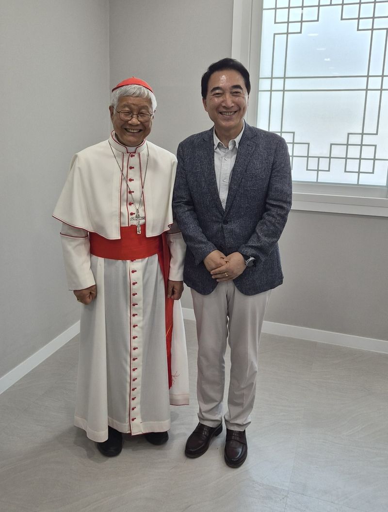 [서산=뉴시스] 박수현 충남도지사가 12일 서산 해미국제성지에서 열린 유흥식 추기경 집전 미사에 참석해 교황 레오14세의 내년 세계청년대회 시 충남 방문을 공식 요청했다. (사진=충청남도 제공) 2026.07.12 photo@newsis.com