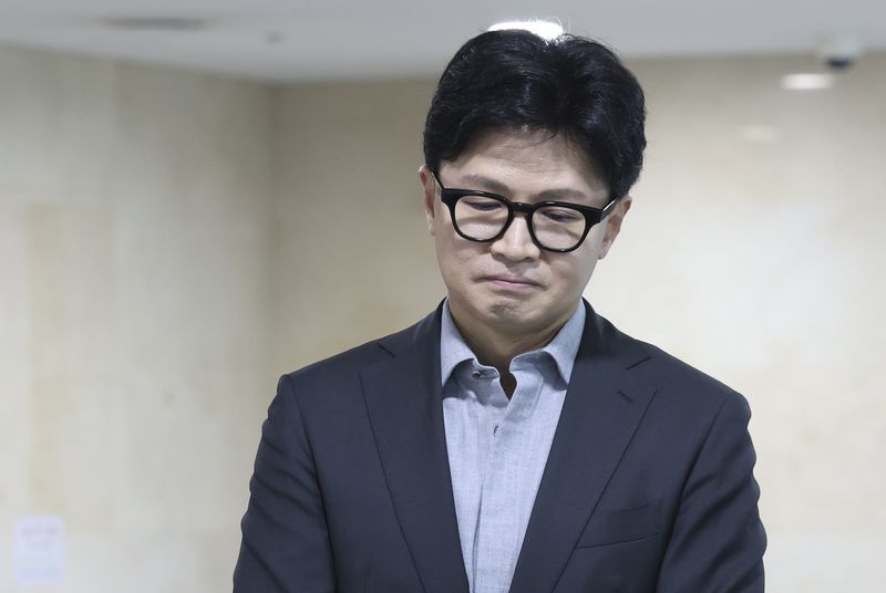 [서울=뉴시스] 김근수 기자 = 한동훈 무소속 의원이 7일 오후 서울 여의도 의원회관에서 국민의힘 유의동 의원실 주최로 열린 KTX 경기남부역사 신설 토론회를 마치고 취재진 질의에 답하고 있다. 2026.07.07. ks@newsis.com
