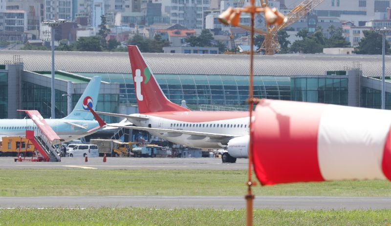 강풍이 불고 있는 제주국제공항 주변 모습. 항공기상청은 제주공항에 최대 순간풍속 초속 15~23m의 강한 바람이 불 것으로 예보하고, 14일까지 강풍·급변풍에 따른 비정상 운항 가능성이 있다고 안내했다. /사진=뉴시스