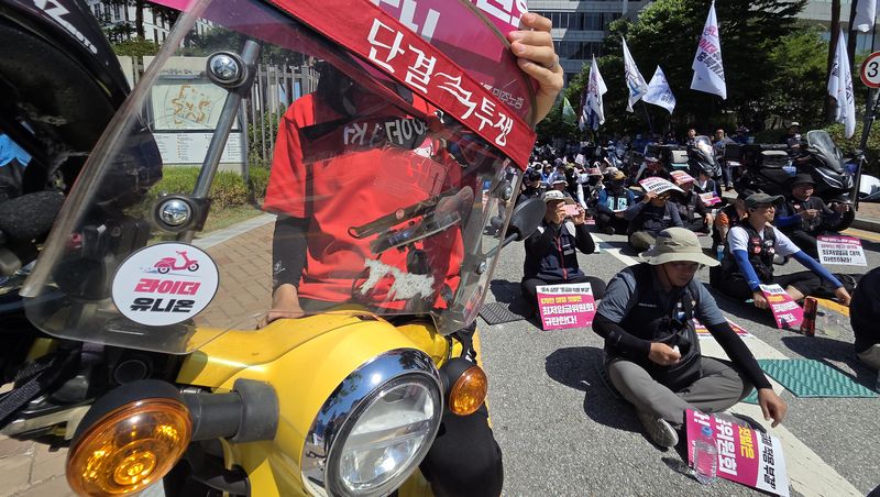 [세종=뉴시스] 강종민 기자 = 지난달 16일 세종시 정부세종청사 고용노동부 앞에서 택배·배달 노동자들이 도급제 근로자의 최저임금 적용을 부결시킨 최저임금위를 규탄하는 집회를 열고 있다. 2026.06.16. ppkjm@newsis.com