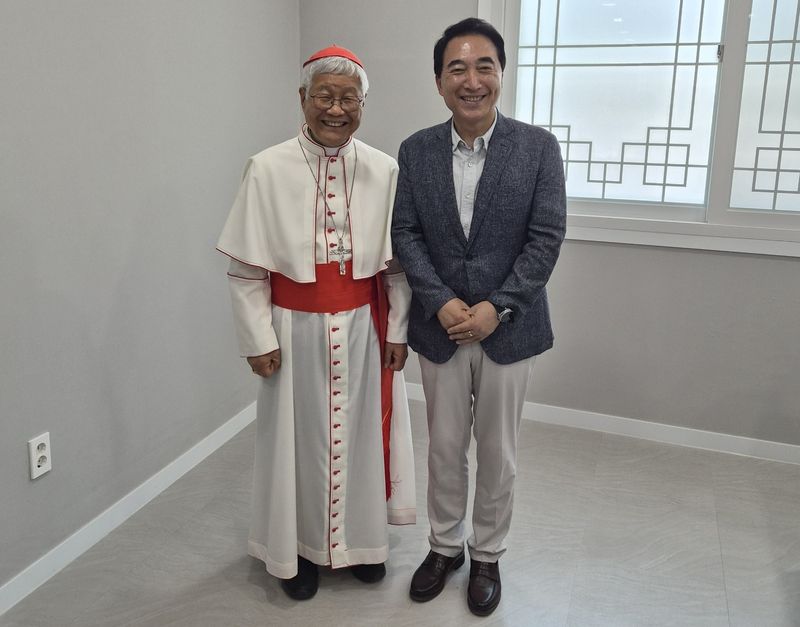 박수현 충남지사(오른쪽)와 유흥식 라자로 추기경(도 제공. 재판매 및 DB금지)/뉴스1