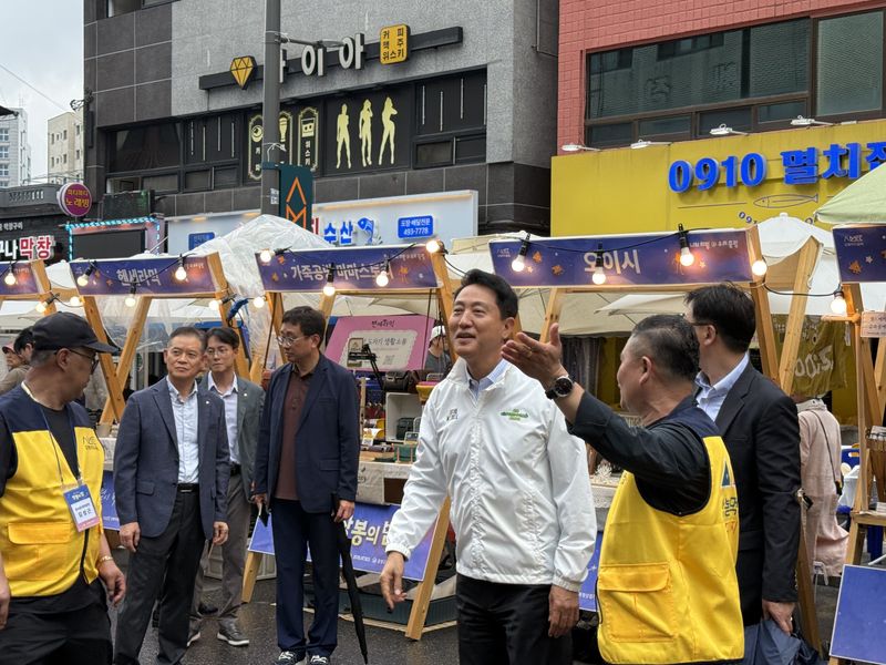 오세훈 서울시장(왼쪽 첫번째)이 지난 10일 서울 중랑구 상봉먹자골목을 방문해 노점을 살피고 있다. 사진=이창훈 기자