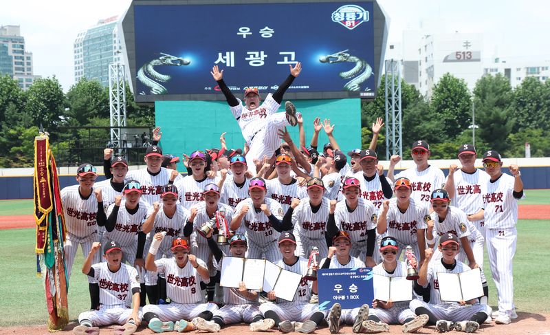 12일 서울 양천구 목동야구장에서 열린 제81회 청룡기 전국고교야구선수권대회 주말리그 왕중앙전에서 우승한 세광고 선수들이 파이팅을 외치고 있다. 2026.7.12 ⓒ 뉴스1 김명섭 기자