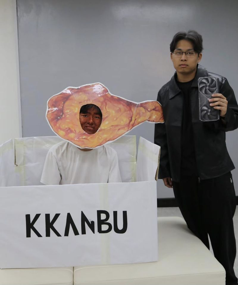 의정부고등학교 방송부 UHBS가 공개한 졸업사진. 엔비디아 CEO 젠슨황의 깐부치킨 회동을 표현하고 있다. 사진=의정부고 방송부 인스타그램, 뉴시스