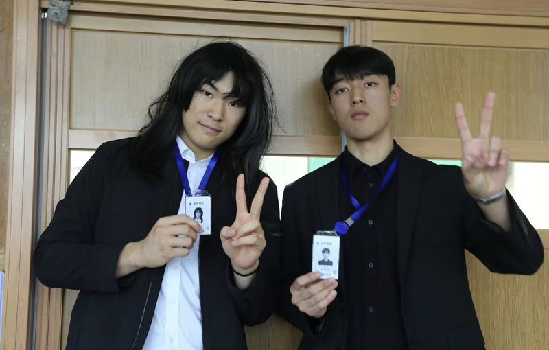 의정부고등학교 방송부 UHBS가 공개한 졸업사진. 넷플릭스 드라마 '참교육'의 감독관들을 표현하고 있다. 사진=의정부고 방송부 인스타그램, 뉴시스