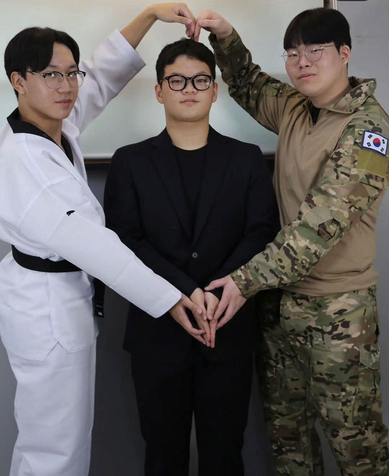 의정부고등학교 방송부 UHBS가 공개한 졸업사진. SBS 드라마 '김부장'의 주인공들을 표현하고 있다. 사진=의정부고 방송부 인스타그램, 뉴시스