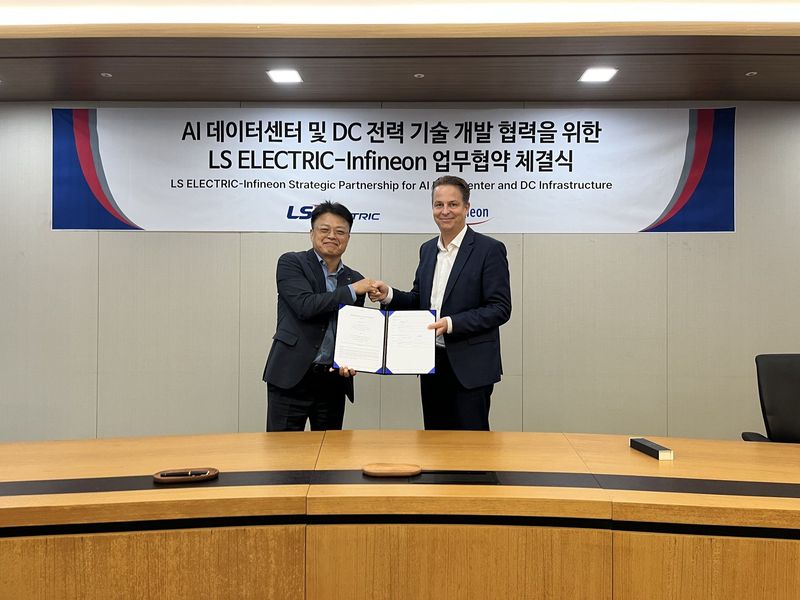 [서울=뉴시스] LS일렉트릭은 지난 10일 경기도 안양 LS일렉트릭 R&D캠퍼스에서 'AI 데이터센터와 직류(DC) 전력 기술 개발 협력을 위한 업무협약(MOU)'를 체결했다고 13일 밝혔다. 사진은 안길영 LS일렉트릭 생산·R&BD 총괄(부사장)(왼쪽), 안드레아스 바이슬(Andreas Weisl) 인피니언 테크놀로지스 산업·인프라(I2) 부문 최고영업책임자(CSO) 겸 수석부사장(오른쪽)이 체결식 후 기념촬영을 하는 모습 (사진=LS일렉트릭 제공) 2026.07.13. photo@newsis.com *재판매 및 DB 금지
