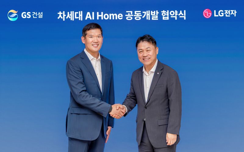 [서울=뉴시스]양사는 지난 10일 서울 종로구 그랑서울 빌딩에서 LG전자 CEO 류재철 사장(오른쪽)과 GS건설 허윤홍 대표(왼쪽)를 포함한 양사 경영진이 참석한 가운데 ‘차세대 AI홈 공동개발을 위한 업무협약(MOU)’을 체결했다. (사진=LG전자 제공) 2026.07.13. photo@newsis.com *재판매 및 DB 금지