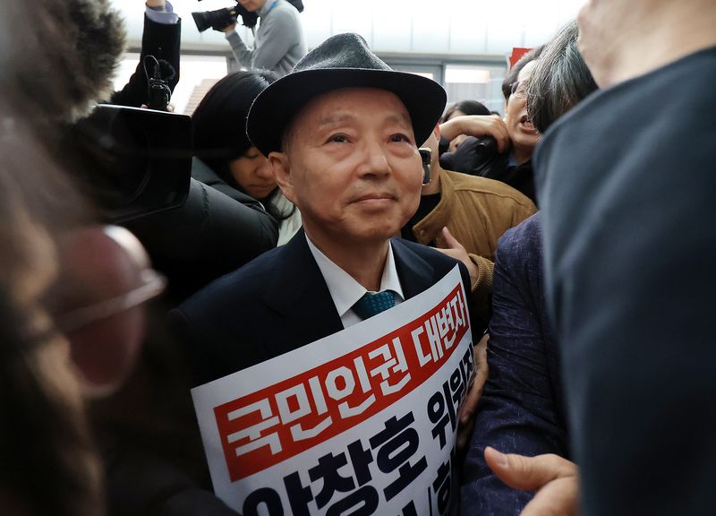 안창호 국가인권위원회 위원장이 10일 오전 서울 중구 안중근의사기념관에서 진행되는 2025 인권의날 기념식에 참석하기 위해 행사장에 도착했으나, 인권위바로잡기공동행동(공동행동)등 사퇴를 촉구하는 시민단체에 의해 입장이 저지되고 있다. 2025.12.10 ⓒ 뉴스1 김진환 기자