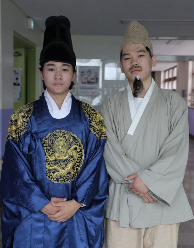의정부고등학교 방송부 UHBS가 공개한 졸업사진. 영화 '왕과 사는 남자'의 단종과 엄흥도를 표현한 모습. 사진=의정부고 방송부 SNS, 뉴시스