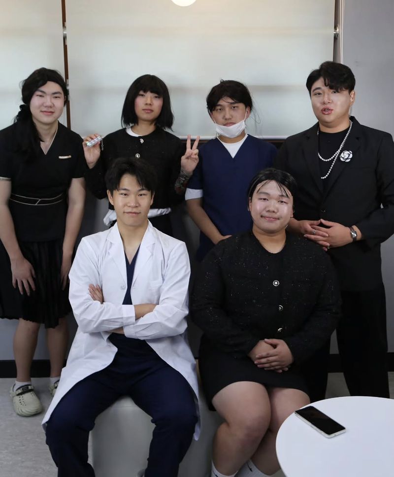 의정부고등학교 방송부 UHBS가 공개한 졸업사진. SNL코리아 '스마일클리닉' 코너의 피부과 직원들을 표현한 모습. 사진=의정부고 방송부 인스타그램, 뉴시스