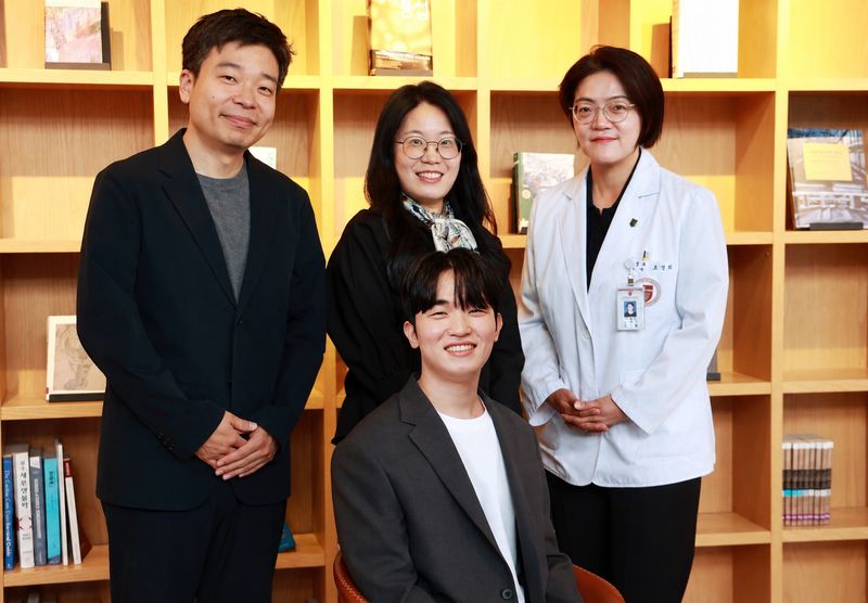[서울=뉴시스] (왼쪽부터) 정조운 성균관대 전자전기공학부 교수, 임리사 KAIST 건설및환경공학과 교수, 조경희 고려대 안암병원 신경과 교수, (아래) 백정엽 KAIST 박사. (사진=성균관대 제공) 2026.07.13. photo@newsis.com *재판매 및 DB 금지