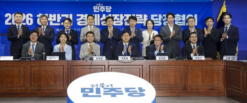 [서울=뉴시스] 정병혁 기자 = 한병도 더불어민주당 대표 직무대행 겸 원내대표와 구윤철 부총리 겸 재정경제부 장관을 비롯한 참석자들이 13일 서울 여의도 국회 의원회관에서 열린 2026 하반기 경제성장전략 당정협의에서 기념촬영을 하고 있다. 2026.07.13. jhope@newsis.com