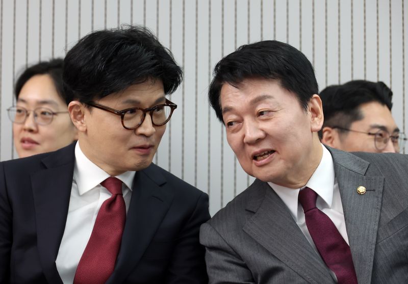 29일 서울 여의도 국민의힘 당사에서 열린 제21대 대통령 후보자 국민의힘 3차 경선 진출자 발표 행사에서 결과 발표 전 한동훈, 안철수 후보가 대화하고 있다. 2025.4.29 ⓒ 뉴스1 국회사진취재단