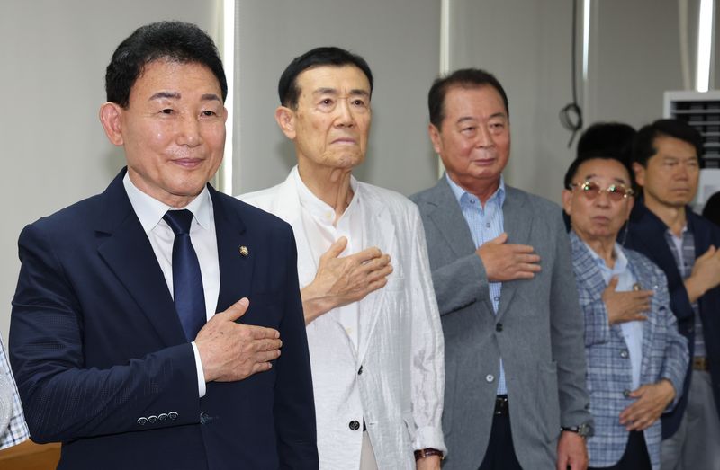 박용갑 더불어민주당 국회의원이 13일 대전시당에서 열린 대전시당위원장 출마 기자회견에서 국기에 대한 경례를 하고 있다. 2026.7.13 ⓒ 뉴스1 김기태 기자