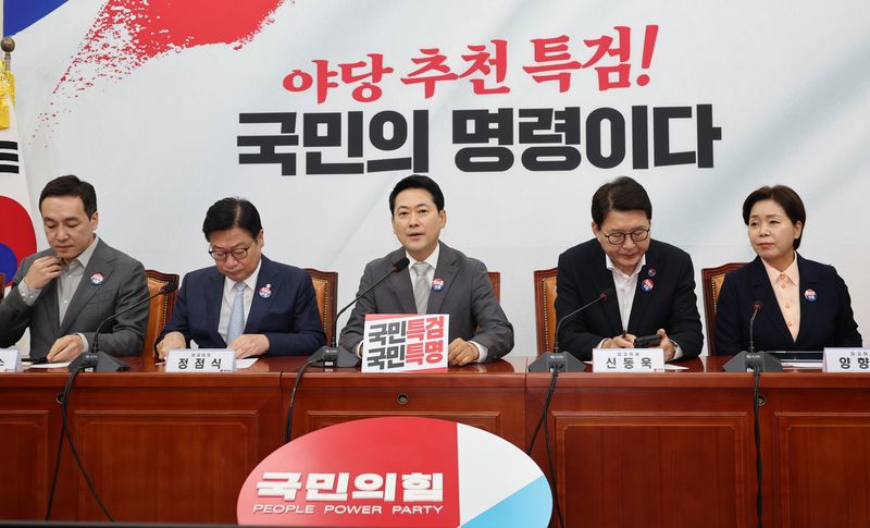 [서울=뉴시스] 최진석 기자 = 장동혁(가운데) 국민의힘 대표가 13일 여의도 국회에서 열린 최고위원회의에서 발언하고 있다. 2026.07.13. myjs@newsis.com