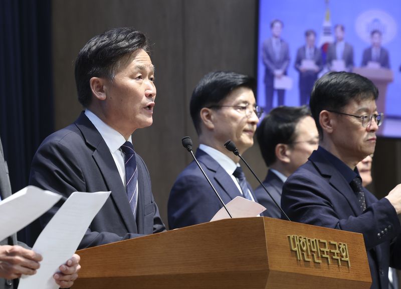 [서울=뉴시스] 김근수 기자 = 김영진 국회 행정안전위원회 위원장과 더불어민주당 행안위 위원들이 13일 오전 서울 여의도 국회 소통관에서 장윤기 사건 수사방해 의혹 규명 및 국회 정상화를 촉구하는 기자회견을 하고 있다. 2026.07.13. ks@newsis.com