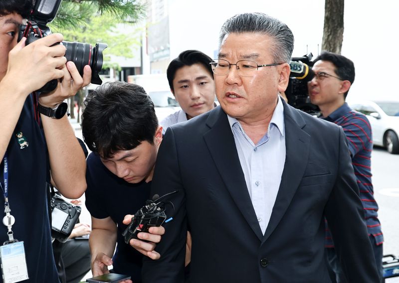 대통령 관저 이전 공사 과정을 부실 감사하고 서류를 조작한 혐의를 받는 유병호 전 감사원 사무총장이 13일 오전 경기 과천시 2차 종합특검 사무실에 피의자 신분으로 출석하고 있다. 2026.7.13 ⓒ 뉴스1 최지환 기자