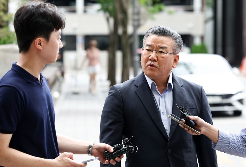 대통령 관저 이전 공사 과정을 부실 감사하고 서류를 조작한 혐의를 받는 유병호 전 감사원 사무총장이 13일 오전 경기 과천시 2차 종합특검 사무실에 피의자 신분으로 출석하며 입장을 밝히고 있다. 2026.7.13 ⓒ 뉴스1 최지환 기자
