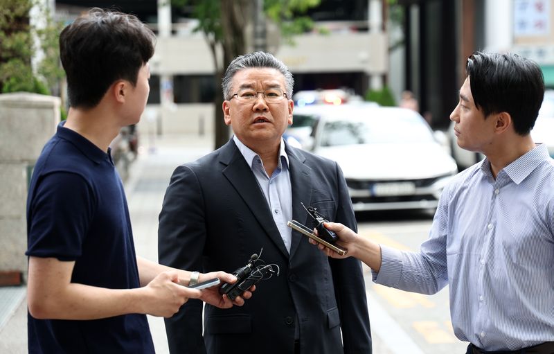 대통령 관저 이전 공사 과정을 부실 감사하고 서류를 조작한 혐의를 받는 유병호 전 감사원 사무총장이 13일 오전 경기 과천시 2차 종합특검 사무실에 피의자 신분으로 출석하며 입장을 밝히고 있다. 2026.7.13 ⓒ 뉴스1 최지환 기자