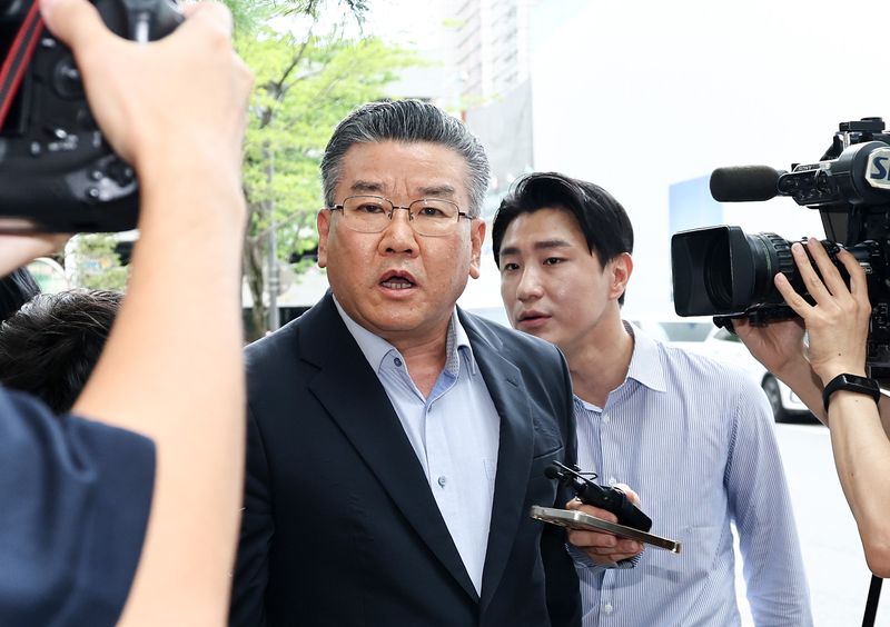 대통령 관저 이전 공사 과정을 부실 감사하고 서류를 조작한 혐의를 받는 유병호 전 감사원 사무총장이 13일 오전 경기 과천시 2차 종합특검 사무실에 피의자 신분으로 출석하고 있다. 2026.7.13 ⓒ 뉴스1 최지환 기자