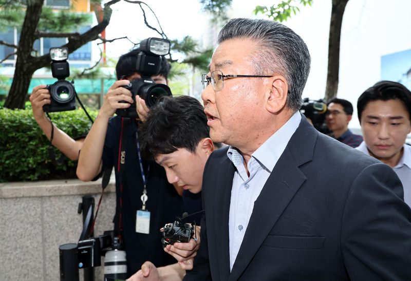 대통령 관저 이전 공사 과정을 부실 감사하고 서류를 조작한 혐의를 받는 유병호 전 감사원 사무총장이 13일 오전 경기 과천시 2차 종합특검 사무실에 피의자 신분으로 출석하고 있다. 2026.7.13 ⓒ 뉴스1 최지환 기자