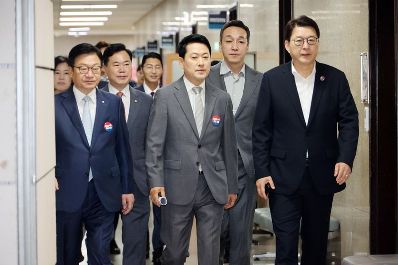 국민의힘 장동혁 대표(가운데)와 정점식 원내대표(왼쪽), 신동욱 수석최고위원을 비롯한 최고위원들이 13일 국회에서 열린 최고위원회의에 입장하고 있다. 사진=박범준 기자