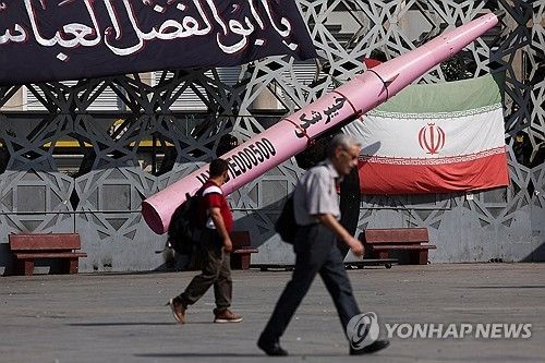 이란 국기와 미사일 모형이 걸린 이란 테헤란 거리. 연합뉴스