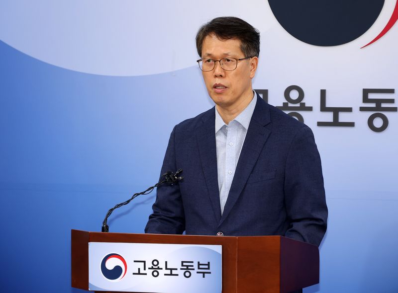 천경기 고용노동부 미래고용분석과장이 13일 오전 정부세종청사에서 6월 고용행정 통계로 본 노동시장 동향을 발표하고 있다. 뉴시스