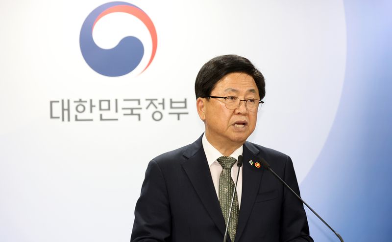 최교진 교육부 장관이 9일 오후 서울 종로구 세종대로 정부서울청사에서 10대 청소년 자살예방 범정부 추진 대책 발표를 하고 있다. 2026.6.9 ⓒ 뉴스1 김명섭 기자